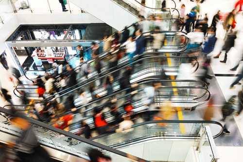 Motoboy confundido com assaltante e espancado em shopping será indenizado 1 | Juristas Créditos: estherpoon/Shutterstock.com