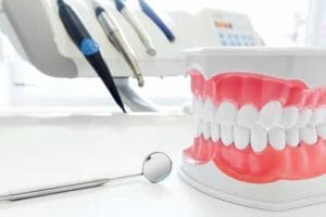 Clínica e dentistas devem indenizar paciente por erros em tratamento | Juristas