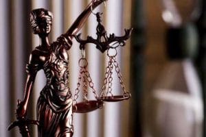 Advogado que comparou juíza a jumento falta audiência e justifica que tinha encontro para fazer sexo | Juristas