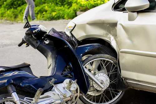 Juiz nega indenização a trabalhadora que sofreu acidente de trabalho ao bater com moto em veículo parado 1 | Juristas Juiz nega indenização a trabalhadora que sofreu acidente de trabalho ao bater com moto em veículo parado | Juristas