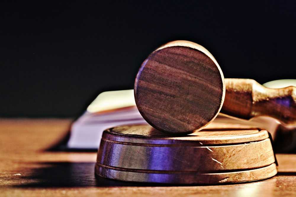 Estupro: restabelecida pena de jovem absolvido por “beijo roubado” 1 | Juristas Créditos: FabrikaSimf / Shutterstock.com