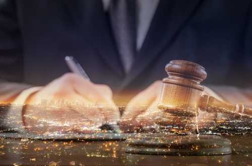 Locador voyeur que espionava inquilina no chuveiro pagará indenização de R$ 40 mil 1 | Juristas Créditos: Billion Photos/Shutterstock.com
