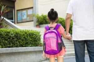 Escola indenizará aluna impedida de entrar em sala de aula | Juristas