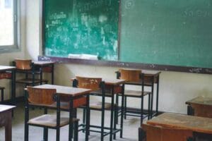 Escola é condenada por negar trabalho remoto e dispensar mãe de criança com deficiência 2 | Juristas Acidente de trabalho em sala de aula resulta em aposentadoria integral para mestre