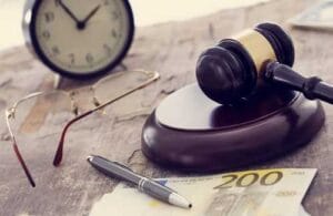 Empresa deve pagar em dobro funcionário que trabalhou durante as férias 2 | Juristas Trabalhador que sofreu lesão no ombro não obtém reintegração no emprego nem indenização