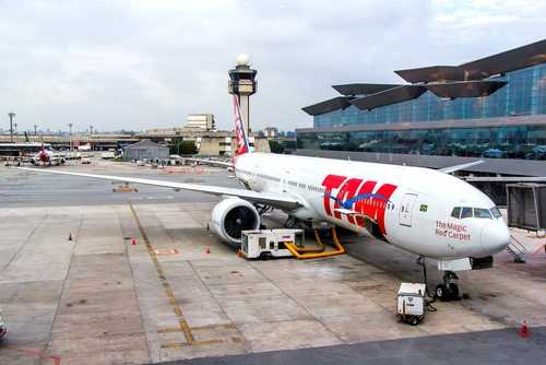 Passageira que dormiu noite em banco de aeroporto, sem alimentação, será ressarcida 1 | Juristas Tam Linhas Aéreas S/A