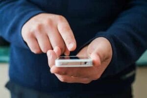STJ afasta multa de empresa que deixou de cumprir interceptação de mensagens criptografada 1 | Juristas Confirmada justa causa por uso excessivo de celular no trabalho