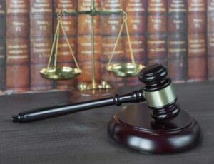 Tribunal condena advogado que ofendeu honra de delegado em sessão do júri popular