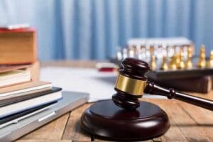Empregado que tinha três minutos para ir ao banheiro e nome exibido em telão será indenizado 1 | Juristas Empresa que oferecia banheiro e refeitório em condições precárias é condenada por dano moral