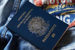 Brasileira residente no exterior com pendência eleitoral tem direito à renovação do passaporte garantido pelo TRF1 1 | Juristas Mantida apreensão de passaportes de sócios de construtora por débitos trabalhistas