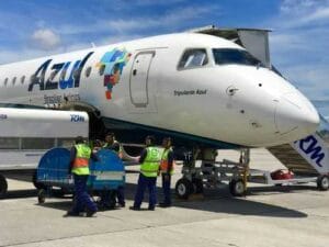 Azul Linhas Aéreas deve indenizar passageiro por cancelamento e remarcação de voo | Juristas