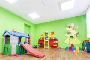 Criança que caiu de brinquedo em parquinho será indenizada em Rio Branco-AC 1 | Juristas Shopping é obrigado a oferecer creche para funcionárias
