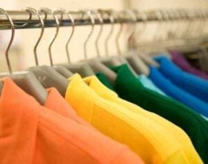 Vendedor de roupas ofendido quanto à orientação sexual receberá indenização / moda