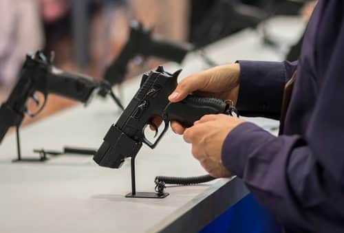 Governo Federal recua e veta posse de fuzis para cidadão comum 1 | Juristas Partido aponta falta de regulamentação sobre comércio de armas de fogo no Brasil