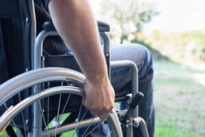 Justiça determina que Estado conceda cadeira de rodas a jovem com paralisia cerebral | Juristas