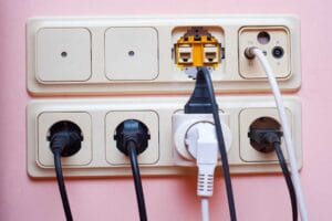 Eletroacre deve indenizar cliente por eletrodomésticos danificados com oscilações de energia | Juristas