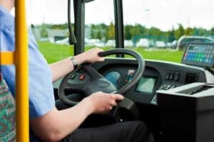 Motorista de ônibus que teve perda parcial da audição deve receber indenização por danos morais e materiais | Juristas