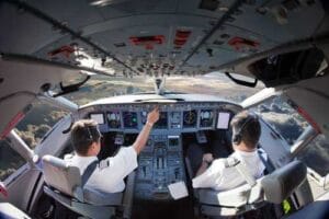 Companhia aérea reintegrará comandante dispensado em desacordo com convenção coletiva | Juristas