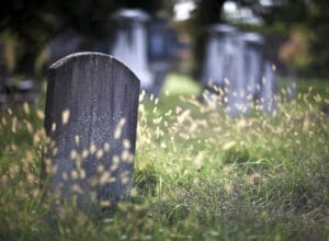 Município de Rio Branco deve indenizar idosa por descaso em cemitério | Juristas