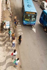 Parada brusca de ônibus coletivo causa lesão e passageira será indenizada Imprimir | Juristas
