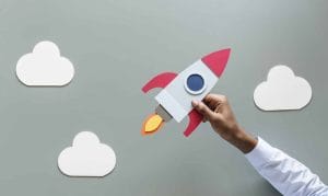 Pesquisa mostra que 30% das startups não conseguem se manter no mercado 1 | Juristas Hand holding rocketship startup business
