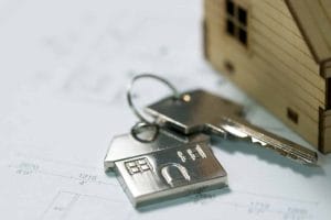 Família deve responder solidariamente por valores devidos a empregada doméstica, decide TRT 1 | Juristas Key with house plan