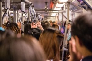 Empresa de transporte tem responsabilidade objetiva em assédio sexual de passageiro