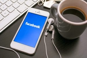 Ex-marido é condenado por ofender ex-esposa em postagens no Facebook 1 | Juristas Facebook no smartphone