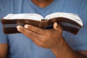 Vídeos com críticas às religiões de origem africana são mantidos na internet, decide TRF2 2 | Juristas religiões