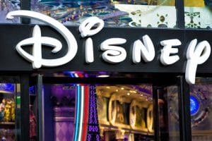 Companhia aérea deve indenizar agência de viagens por atraso em viagem de jovens para a Disney 2 | Juristas Disney e PIXAR - divertida mente
