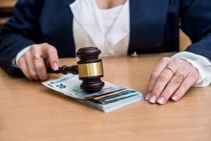 Filha de Garotinho é condenada a indenizar desembargador em R$ 100 mil por danos morais 1 | Juristas indenizar
