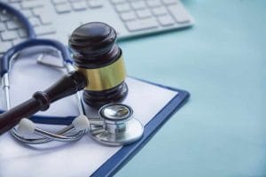Médicos não podem acumular cargos com horários conflitantes