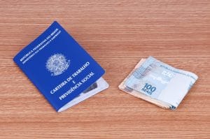 Empresa deve pagar em dobro funcionário que trabalhou durante as férias 1 | Juristas atraso