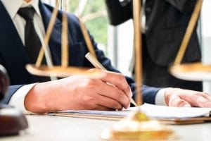 Juiz revoga próprio ofício em que atribuiu honorários de sucumbências às partes vencedoras 1 | Juristas honorários de sucumbências