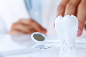 Odontólogo deve indenizar paciente por negligência em implante malsucedido | Juristas