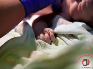 Mãe de Recém-Nascido que teve o Braço Deslocado Durante o Parto Deve ser Indenizada 1 | Juristas parto