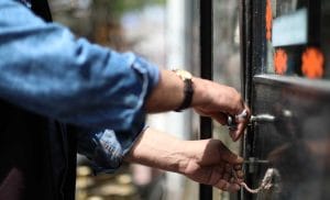 Dono de loja é condenado por trancar funcionária por causa de dívida 1 | Juristas trancar funcionária