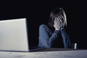 Vítima de estupro coletivo soube do crime na internet