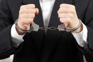 Ex-vereador é condenado por cometer crime de peculato ao pegar ilegalmente verba salarial 1 | Juristas Réu preso pode usar suas próprias roupas no tribunal do júri