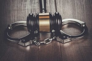 Desvio de valores: Analista financeiro é condenado a 8 anos de prisão por manipular fundos empresariais | Juristas