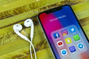Funcionária de loja deve ser indenizada por áudio com ofensas enviadas por colega de trabalho em rede social  | Juristas