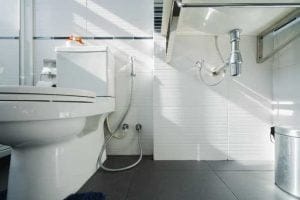Empresa de saneamento deve indenizar ajudante por ausência de banheiro em via pública | Juristas