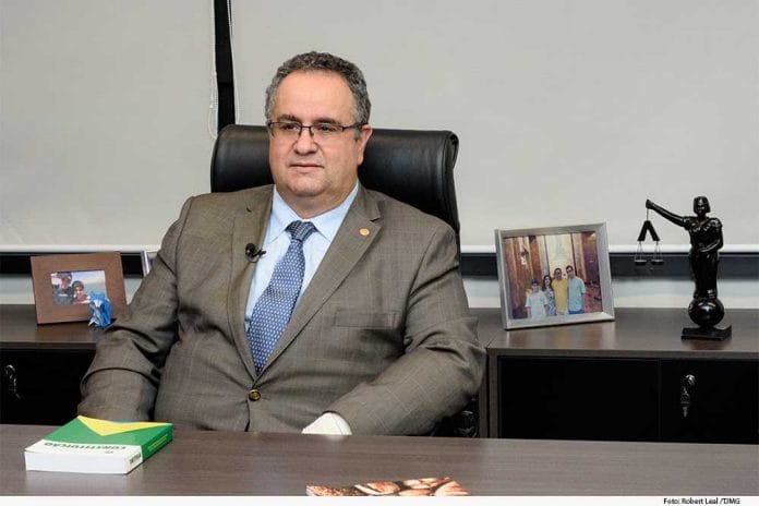 Ezyle Rodrigues de Oliveira | Juristas