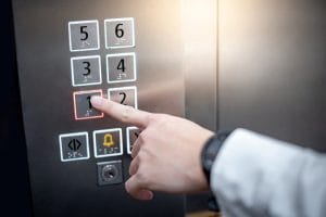 Condomínio deve indenizar moradoras e visitantes que ficaram presos em elevador 1 | Juristas Porto de Galinhas