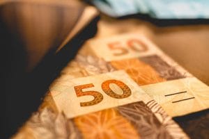 Mulher deve indenizar ex-funcionária do lar por acusá-la de furto 2 | Juristas crédito / Dinheiro / auxílio emergencial / bolsa família