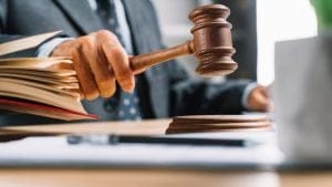 Projetos de lei querem impedir que marido precise aprovar DIU | Juristas