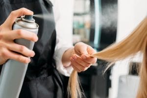 Mulher que precisou raspar a cabeça após tingir o cabelo deve ser indenizada | Juristas