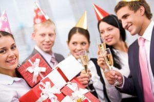 Americano é indenizado em R$ 2,1 milhões por festa de aniversário surpresa no escritório | Juristas