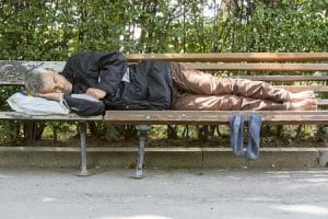 Lei Padre Julio Lancelotti, que impede obstáculos para moradores de rua, avança na Câmara | Juristas