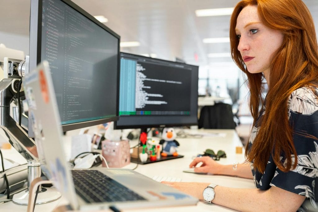 Modelo de Contrato de Serviços de SEO 2 | Juristas Woman Coding on Computer
